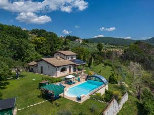 vista aerea di una casa con piscina di IL CASALE DEL NONNO 8&2 Emma Villas a Guardea