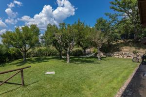 A garden outside IL CASALE DEL NONNO 8&2 Emma Villas
