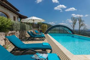 The swimming pool at or close to IL CASALE DEL NONNO 8&2 Emma Villas