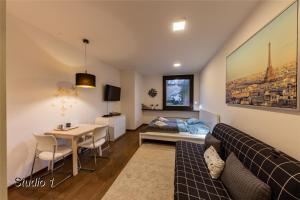 een woonkamer met een bed en een eetkamer bij Appartement Sportwerk in Göstling an der Ybbs