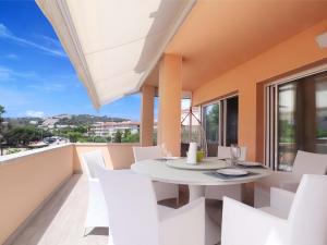 einen Balkon mit einem weißen Tisch und weißen Stühlen in der Unterkunft Sagaro Mar D32011 in Sant Feliu de Guixols
