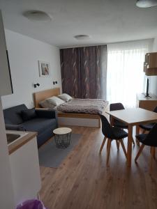 Posteľ alebo postele v izbe v ubytovaní Apartmány VLK