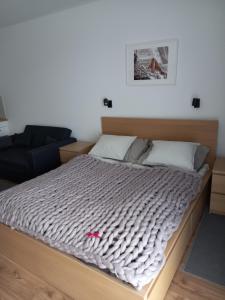 1 cama grande en una habitación con en Apartmány VLK, en Zuberec