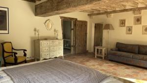 Łóżko lub łóżka w pokoju w obiekcie Guest House Le Clos Pasquier