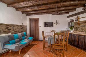 un soggiorno con divano e tavolo di Molino de Santa Águeda a Jerez del Marquesado