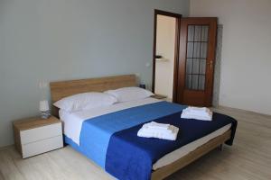 1 dormitorio con 1 cama grande y 2 toallas. en Casa Vacanze Merletto en Imperia