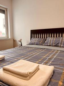 uma cama com duas toalhas em cima em Dekster apartmani em Valjevo