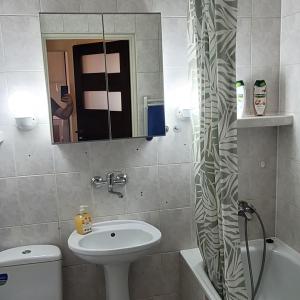 uma casa de banho com um lavatório, um WC e um espelho. em Apartament em Nakło nad Notecia