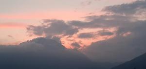 un gruppo di nuvole nel cielo al tramonto di Casa Quokka a Meana di Susa
