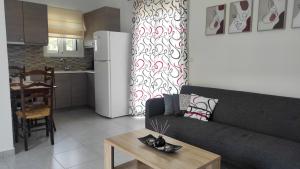 een woonkamer met een bank en een tafel bij Askeli Breeze in Poros