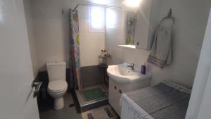 een kleine badkamer met een toilet en een wastafel bij Askeli Breeze in Poros