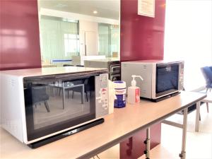 kuchenki mikrofalowej siedzącej na stole w obiekcie J Hotel Rinku w mieście Tokoname