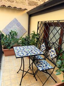 - une table et deux chaises sur la terrasse dans l'établissement Locanda del Gagini, à Palerme