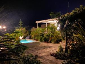 Basen w obiekcie Casa Badana, Exclusiva Casa Privada con Piscina y Vistas al Mar lub w pobliżu