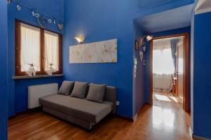 a living room with blue walls and a couch at Villa Lolù in Terranuova Bracciolini