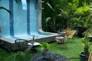 un patio con sillas y mesas y una piscina en chic&basic Gravity, en Oporto