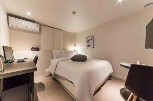 Hotel Yam - Paju Geumchon tesisinde bir odada yatak veya yataklar