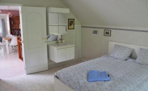 Suite familiale avec 2 Chambres dans une villa - quartier vert et boisé - 5 kms de Namur tesisinde bir odada yatak veya yataklar