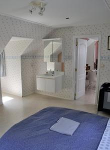 Kuchyň nebo kuchyňský kout v ubytování Suite familiale avec 2 Chambres dans une villa - quartier vert et boisé - 5 kms de Namur