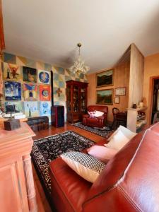 sala de estar con sofá y silla en Casa vacanza L'arte di Ba' - Maison, en San Nicola Arcella