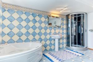 Ванная комната в Maison de maitre logement entier, hot tub jacuzy +34 фотографии