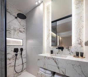 Luxury rooms Le Prestige Few Minutes from Split's Iconic Waterfront的一间浴室