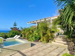 Basen w obiekcie Casa Badana, Exclusiva Casa Privada con Piscina y Vistas al Mar lub w pobliżu