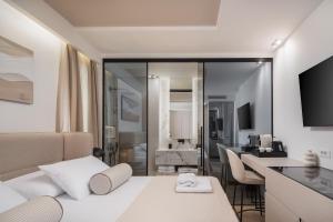 Luxury rooms Le Prestige Few Minutes from Split's Iconic Waterfront的电视和/或娱乐中心