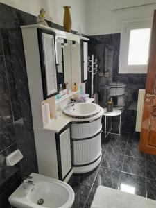 Baño con 2 lavabos y espejo en Art House Syros, en Ermoupoli