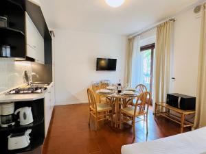 uma cozinha e sala de jantar com mesa e cadeiras em Villa Phoenix - Lake Apartments em Riva del Garda