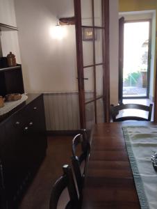 cocina con mesa, sillas y ventana en ROSMARINO CASALE en Città della Pieve