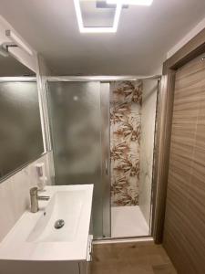 bagno con doccia, lavandino e doccia di B&B Leoncavallo a Grottaglie