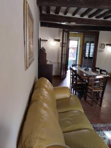 奇塔德拉皮耶韋的住宿－ROSMARINO CASALE，客厅配有沙发和桌子