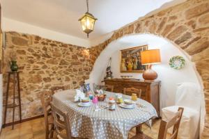 ein Esszimmer mit einem Tisch und Stühlen in der Unterkunft Villa Olmo With Private Pool in Castel di Lucio