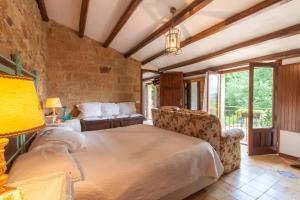 Katil atau katil-katil dalam bilik di Villa Olmo With Private Pool - Happy Rentals