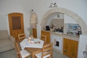 kuchnia ze stołem i kuchnia z łukiem w obiekcie Trullo Pugliese w Alberobello