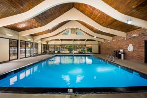 einen Pool in einem Gebäude mit einer großen Decke in der Unterkunft Best Western Prairie Inn & Conference Center in Galesburg