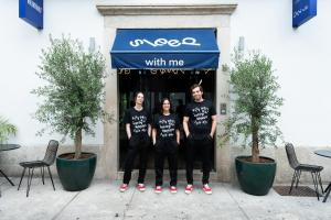 a group of people standing in front of a store at Chic & Basic Gravity in Porto