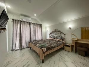 ein Schlafzimmer mit einem Bett und einem großen Fenster in der Unterkunft Villa aeroport розовый дом in Chişinău