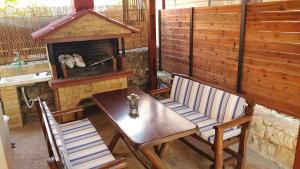 アルミリダにあるVilla Elaiaのテーブル、椅子2脚、テーブル、暖炉