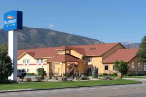 un hôtel avec un panneau devant un bâtiment dans l'établissement Baymont by Wyndham Salida, à Salida