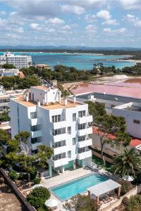 eine Luftansicht auf ein Gebäude und den Strand in der Unterkunft Apartaments Andreas in Colonia Sant Jordi