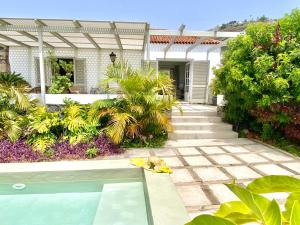Basen w obiekcie Casa Badana, Exclusiva Casa Privada con Piscina y Vistas al Mar lub w pobliżu