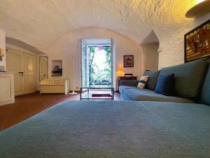ein Wohnzimmer mit einem Sofa und einem Bett in der Unterkunft Villa Gina App 6060 in Brissago
