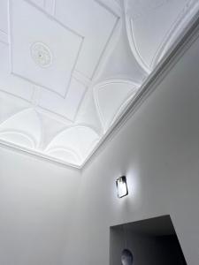 una habitación con techo con reloj en Dimora Dei Decumani, en Nápoles