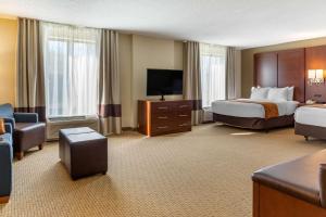 蘭開斯特的住宿－阿米甚鄉村康福特套房酒店，酒店客房设有两张床和一台平面电视。