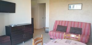 uma sala de estar com um sofá e uma mesa em Première ligne mer Appartement t2 pour 4 personnes N2 101 em La Grande-Motte