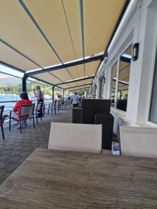 uma área de jantar com mesas e cadeiras e pessoas sentadas em Hotel Chalet Bellerive em Spiez