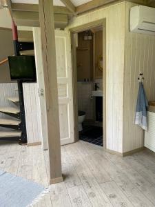 Habitación con baño con aseo y lavabo. en Mugavustega majake mereäärses männikus., en Lohusalu