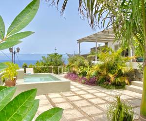 Basen w obiekcie Casa Badana, Exclusiva Casa Privada con Piscina y Vistas al Mar lub w pobliżu
